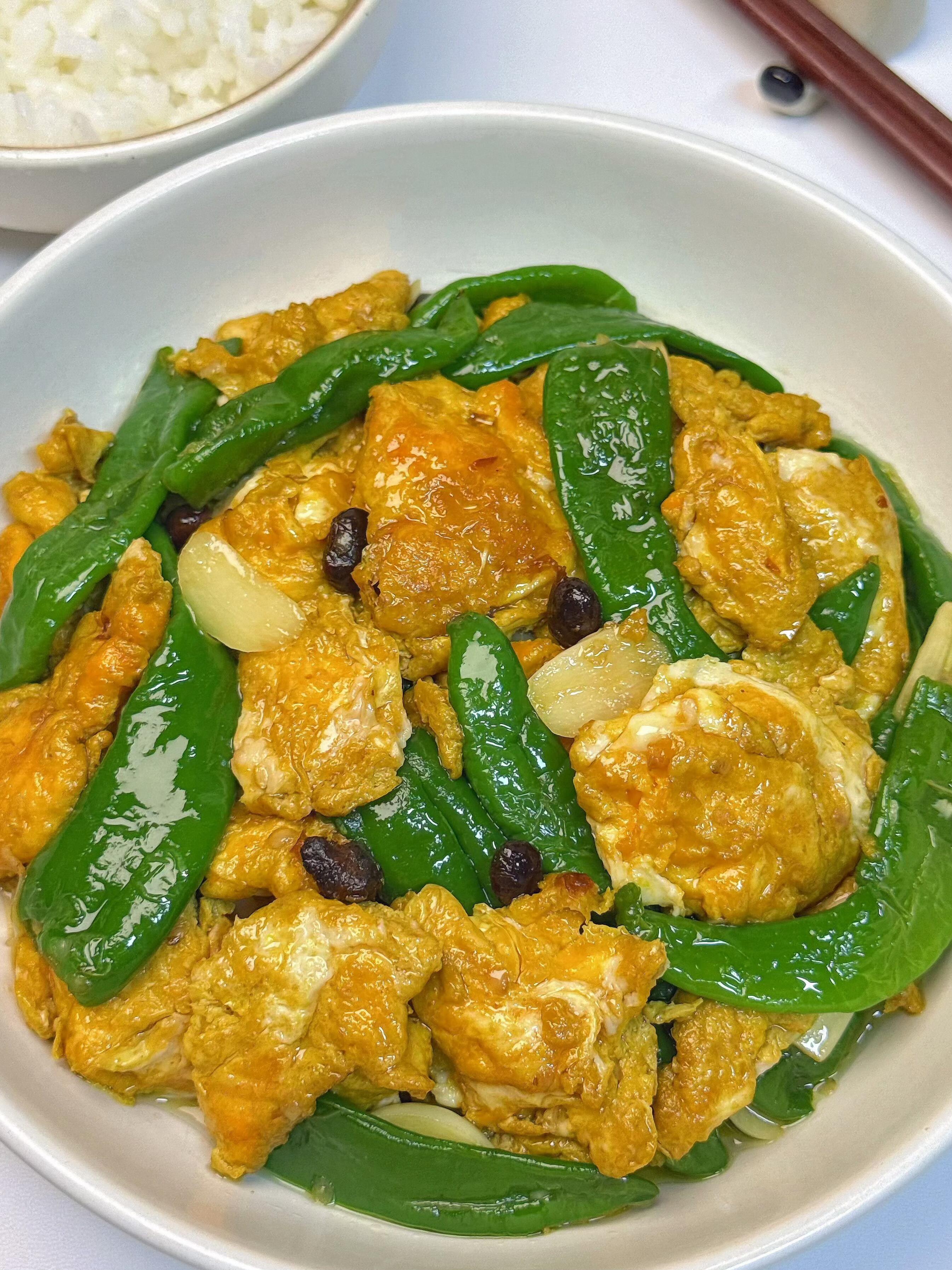 好多人都做不好的青椒炒蛋。准备食材： 青椒，鸡蛋，蒜片，豆鼓 操作步骤...