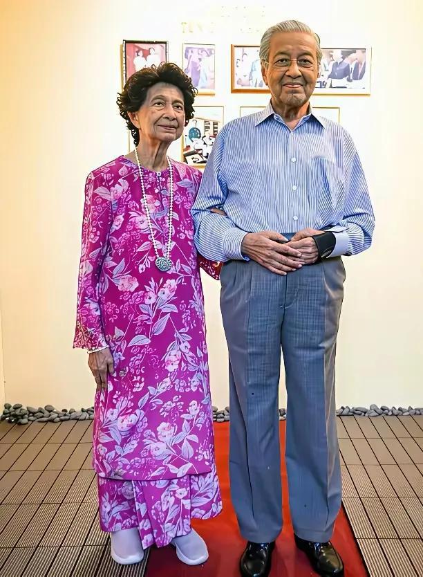生于1925年7月10日的马来西亚前首相马哈蒂尔迎来百岁生日，这是他与夫人的合影