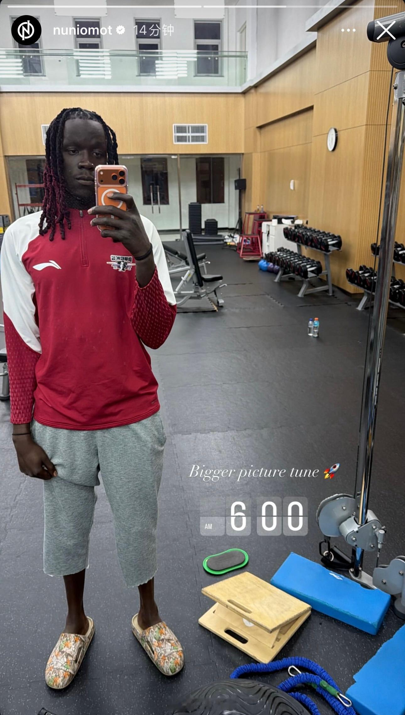 cba有人跟我说，奥莫特特别自律，没有比赛的时候，晚上十点就睡觉！所以，人家早