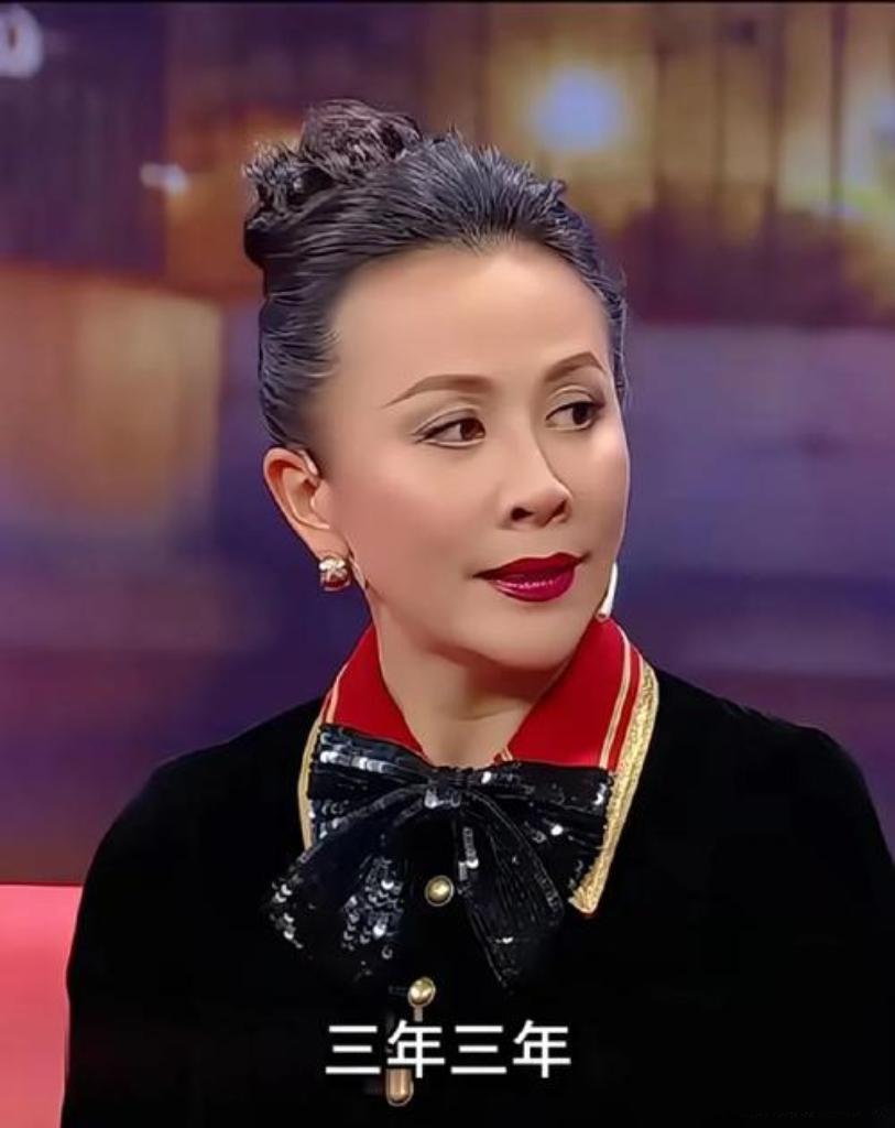 真人秀中，刘嘉玲模仿何赛飞嗲怒“你不许这样拍我的，我要回家的”，轻拍手臂、拖长音