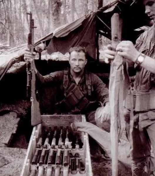 1968年，一个北越士兵端起中国造“56式”步枪，只见他瞄准了一个美国兵，当他扣