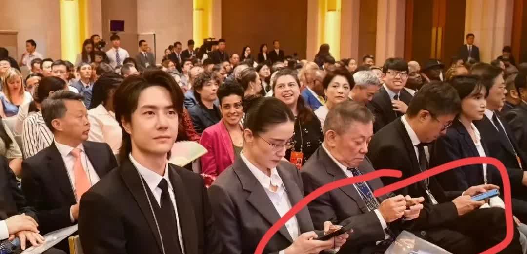 王一博呀，王一博不是我说你出席全球部长级别的会议，你这表现的也太…紧张了