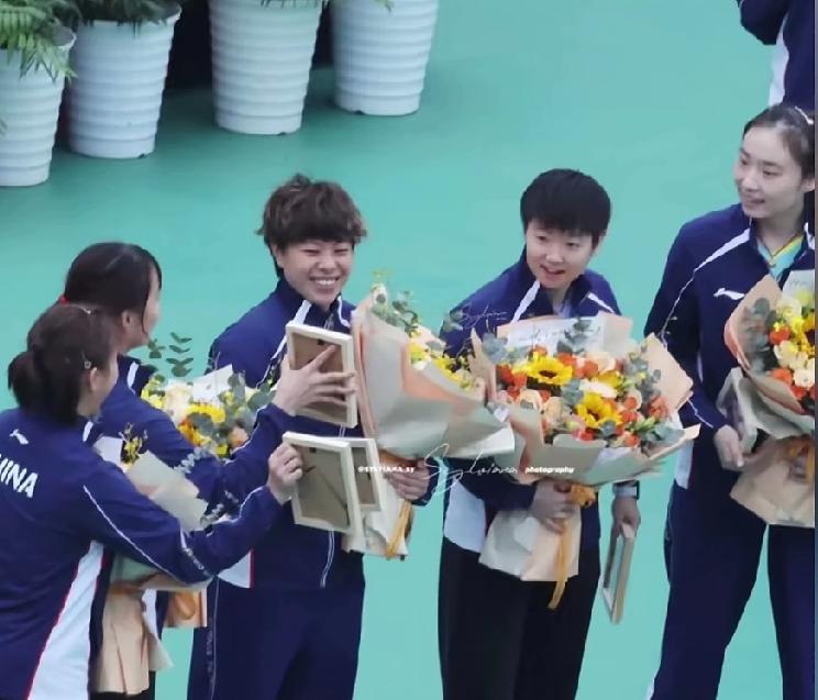 莎莎身上有一种磁场！你看这次乒乓球走进校园活动，去了不止莎莎一个人，每个人都收