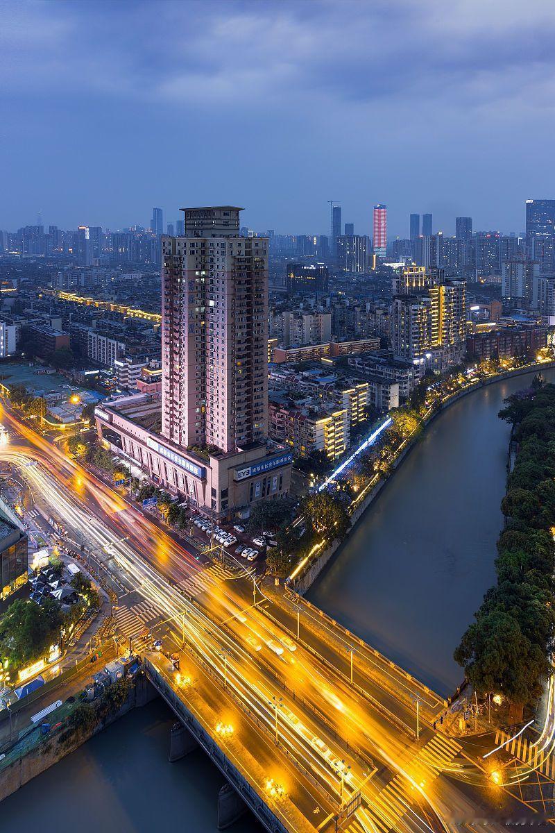 痴人说梦吧，上海新楼盘秒光，虽然和老百姓无关，说明开发商方向正确，稳住房价。老