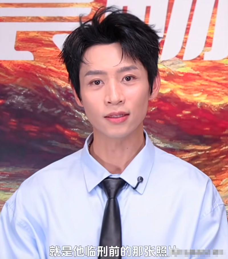 演员魏晨说：“在拍摄《沉默的荣耀》期间，我们没事时，于和伟老师就会说，去，搬个凳