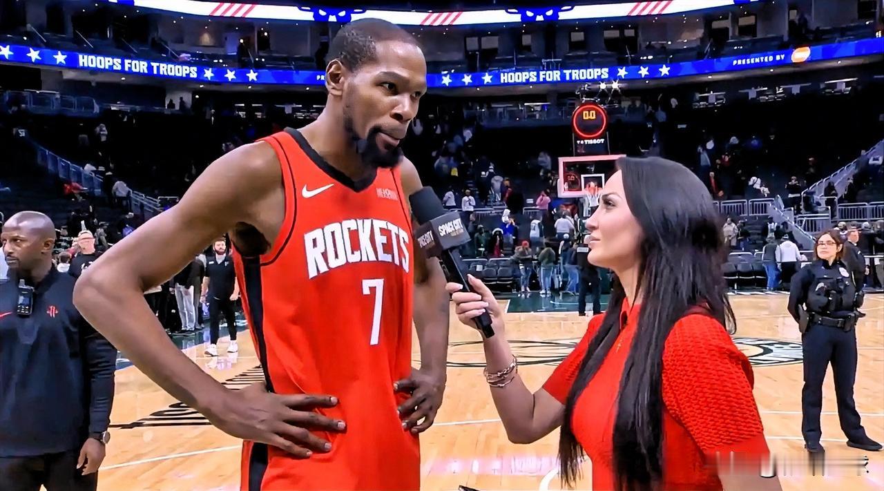 杜兰特赛后盛赞谢泼德！今日NBA常规赛，火箭以122-115逆转战胜雄鹿。赛