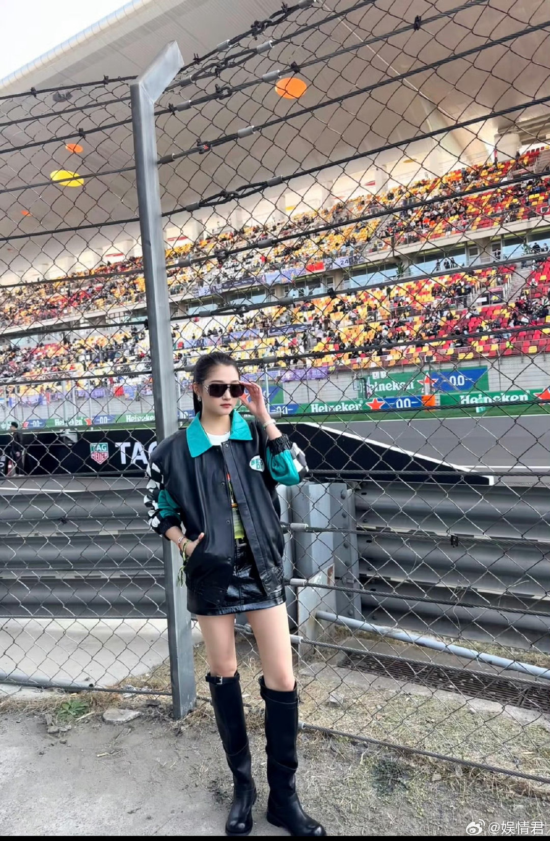 关晓彤为F1学院正赛挥旗上海F1偶遇关晓彤，是官方邀请的吧！还为F1学院正赛挥旗