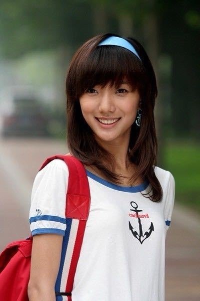 王珞丹偶遇米莱不是王珞丹找米莱，是米莱在街角等她。一块小小的招牌，成了青春的暗