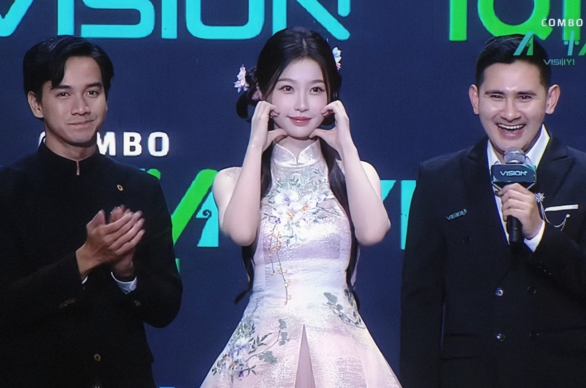 虞书欣女神就这样脸颊比心🫶🏻