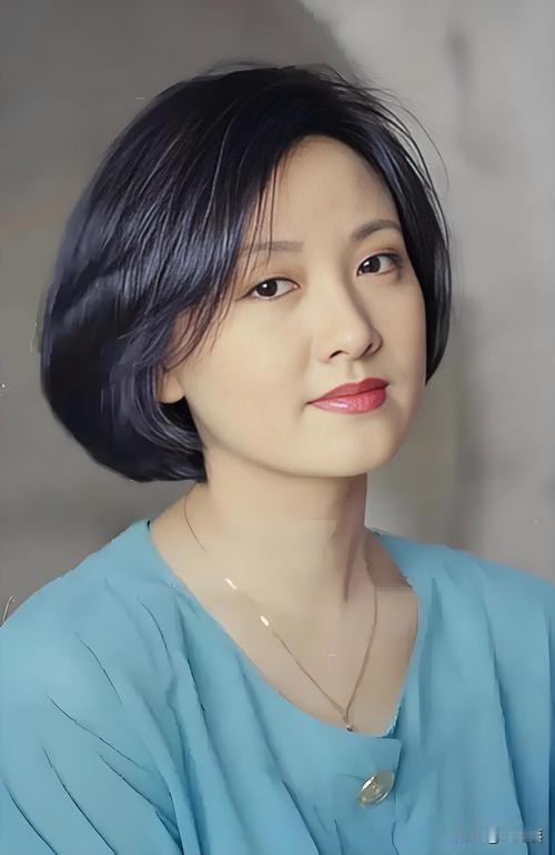 邓婕虽然结婚了，但大多时候都一个人生活，因为她老公张国立是工作狂。以前她总是抱怨