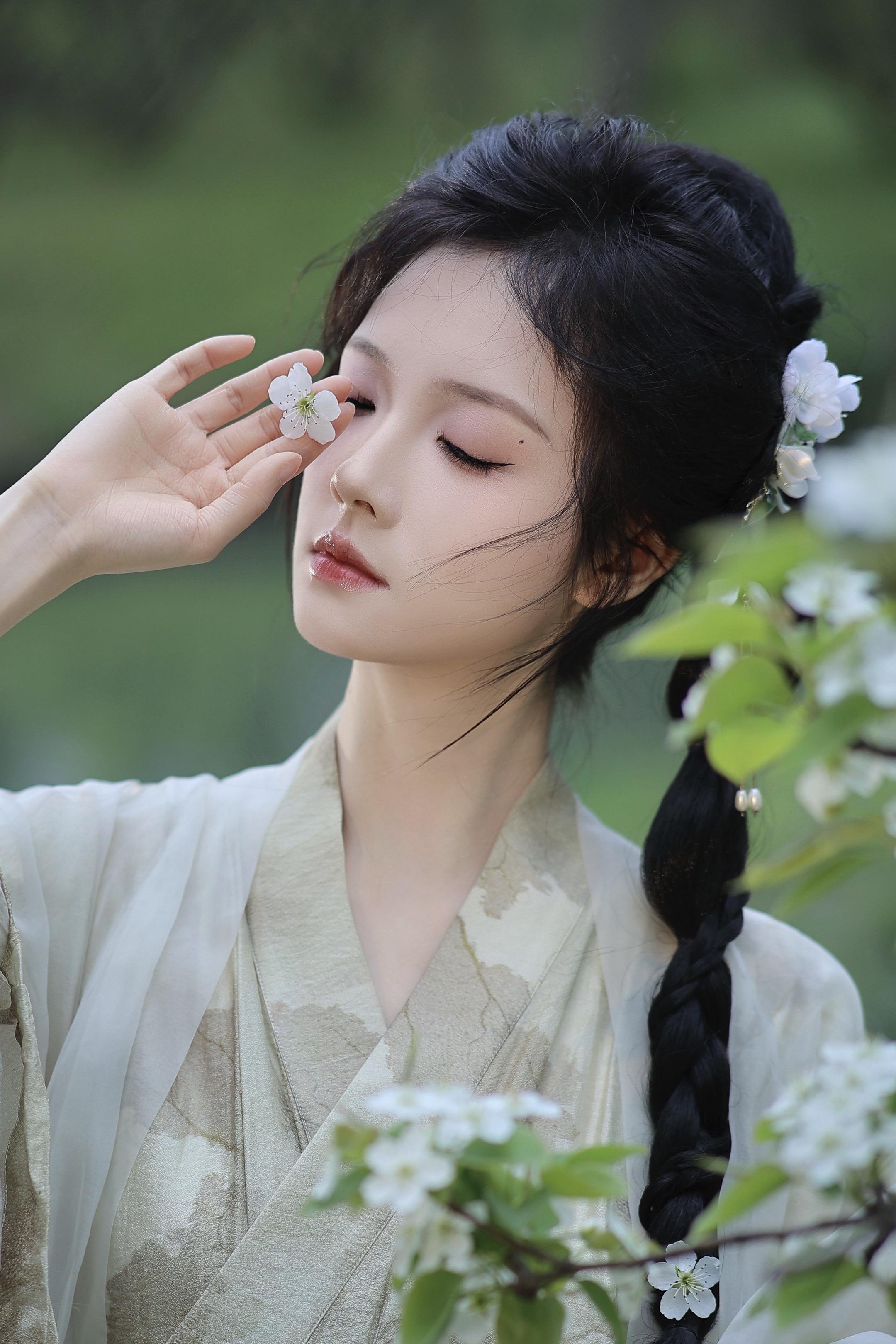 人随春好 春与人宜。