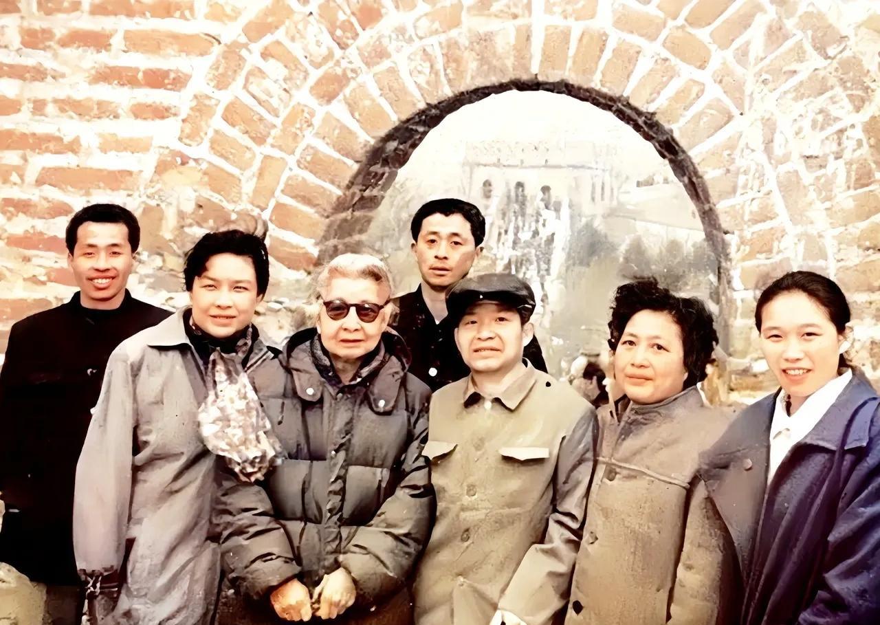 八十年代中期，陶斯亮（左二）陪同母亲曾志游长城时和二哥曾春华（左四）一家在一起的