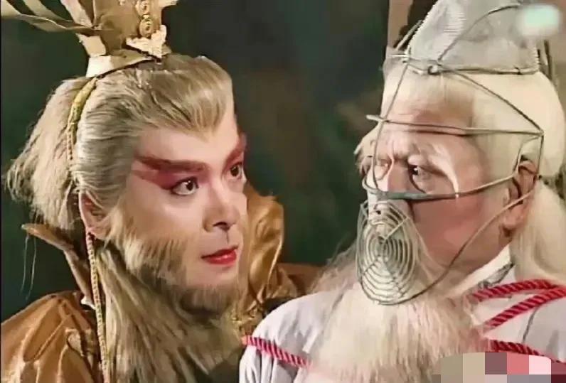 现在再看当年TVB的妆造，一整个搞笑，风扇当做蜘蛛侠，笑不活了。