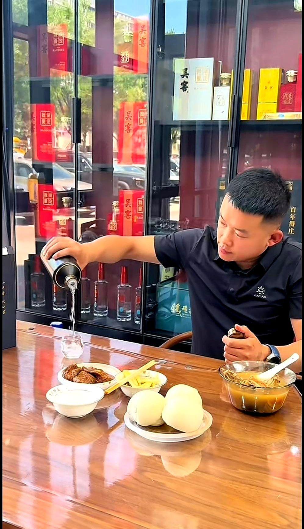 山东济宁人冯善博现在当了保定人的女婿，在保定混得风生水起，名气大得很，都快赶上保