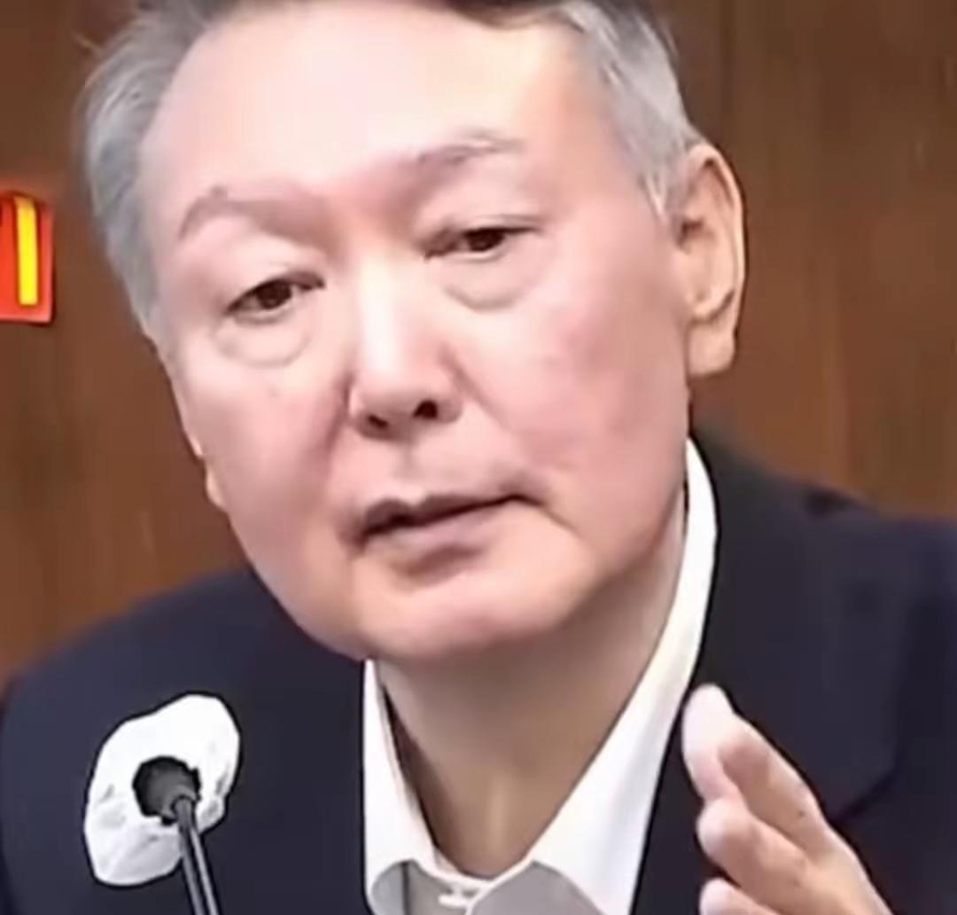 尹锡悦在庭审时勃然大怒，只因为检察官直接叫金建希的名字，尹锡悦当庭质问检察官，金