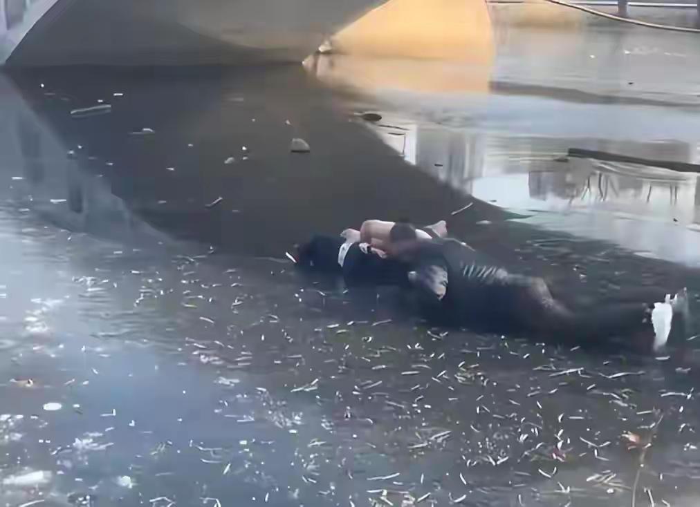 孩子掉湖里了！快救命啊！近日天津西沽公园的湖边，一声撕心裂肺的呼救划破宁静。