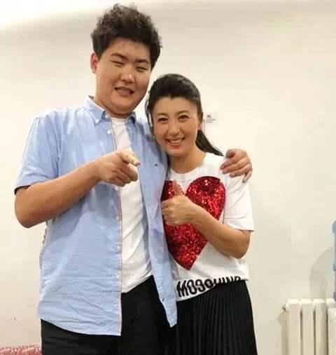 爱笑的闫学晶生了个爱笑的林傲霏，他们母子俩笑容好像。他们生活应该很美好，才会笑得