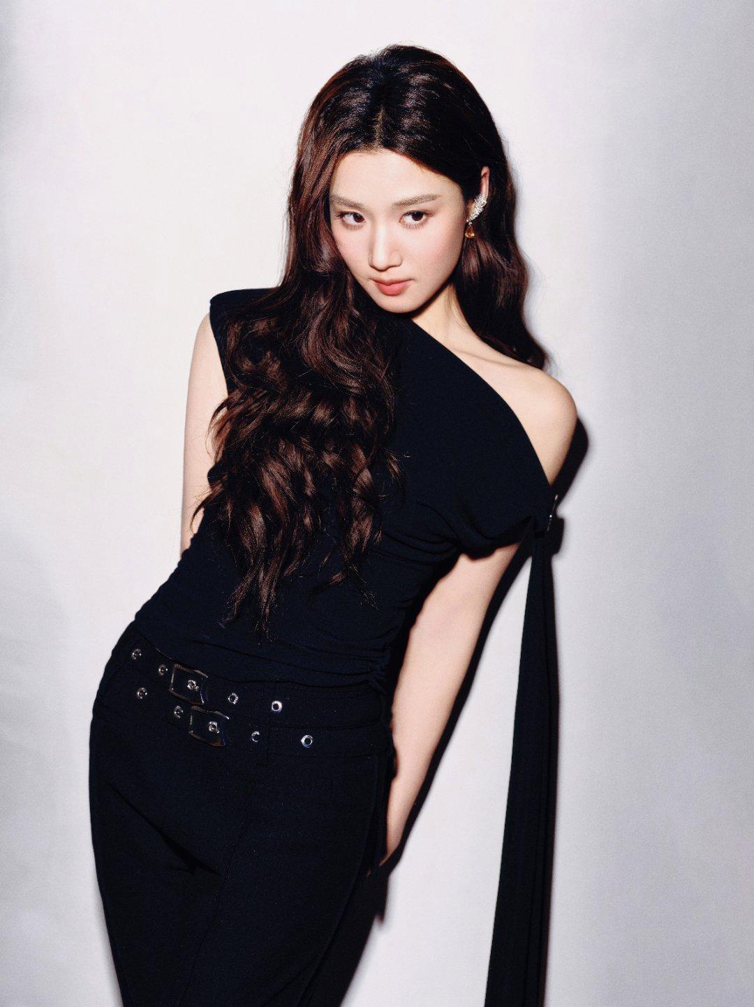 卢昱晓的黑色造型杀疯了！斜肩黑裙+金属扣设计，露肩剪裁刚好衬出肩颈线条，再搭钻