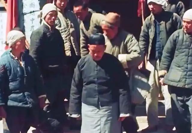 1948年，一个地主带着家人跑了，给地主干活的长工住进了他的房子，谁知后院树洞的