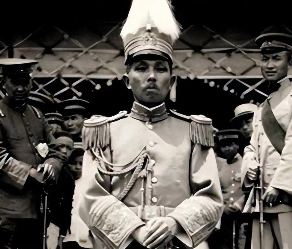 1949年，一个国民党军阀跟刘伯承开价三千根金条，否则就炸掉重庆，刘伯承咬牙凑了