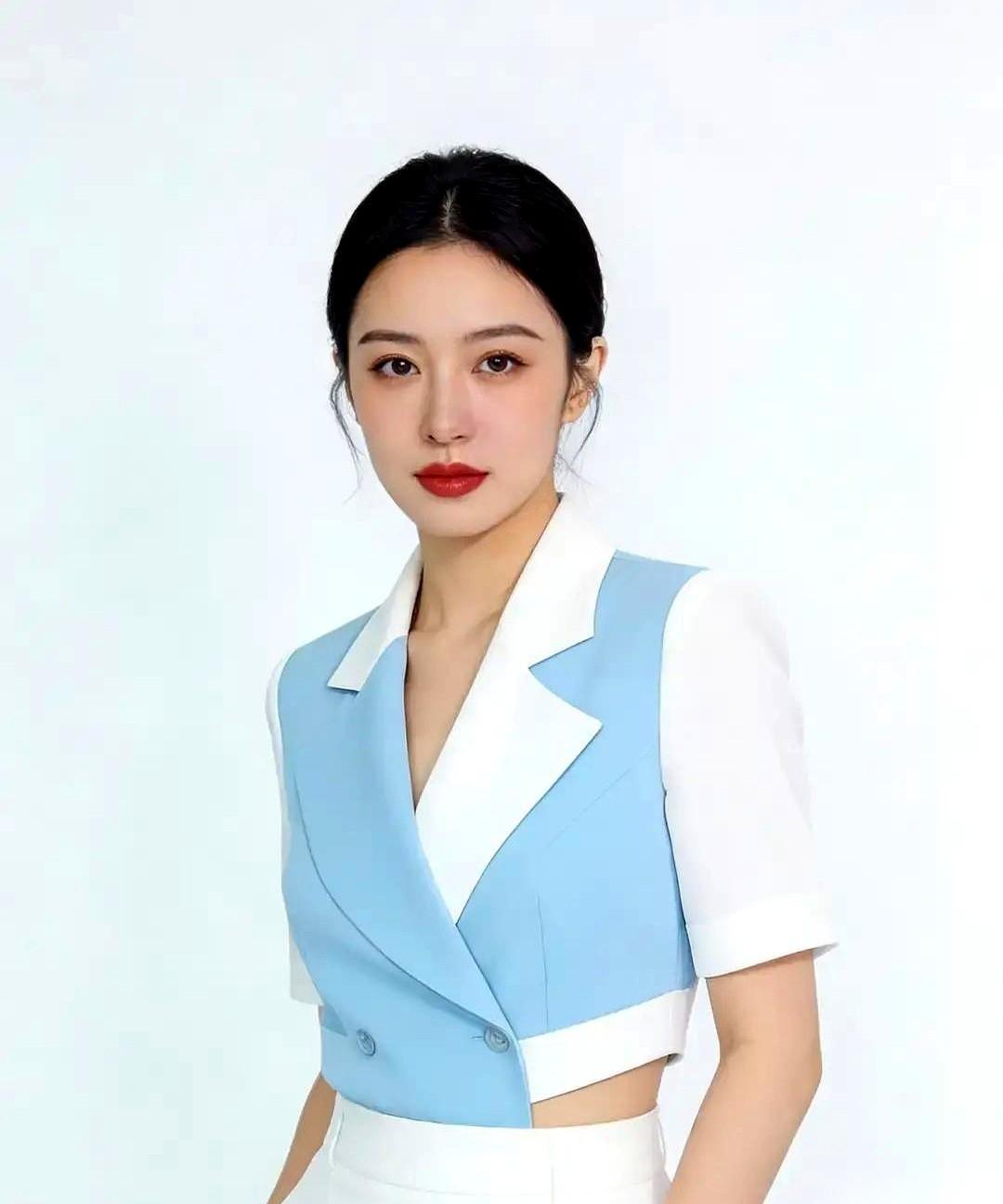 隔壁老王，每个月雷打不动，给那个女人转五万块。他老婆没吵也没闹，就是晚饭时，把