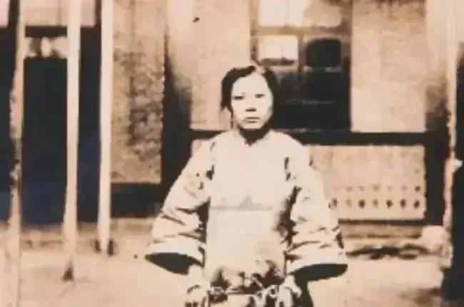 1925年，24岁的歌姬楼张素贞正在接客，没想到当她转身时，一把枪却抵住了她的头