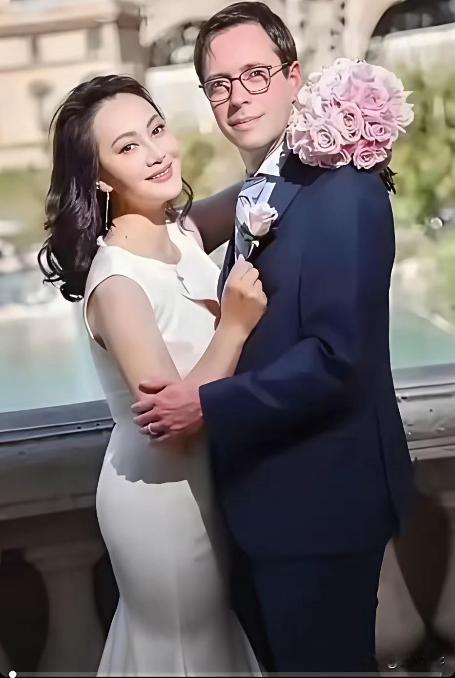 演员宋佳与外籍富豪丈夫新婚时的留影，男方比宋佳小整整8岁。镜头下，大宋佳身着简约