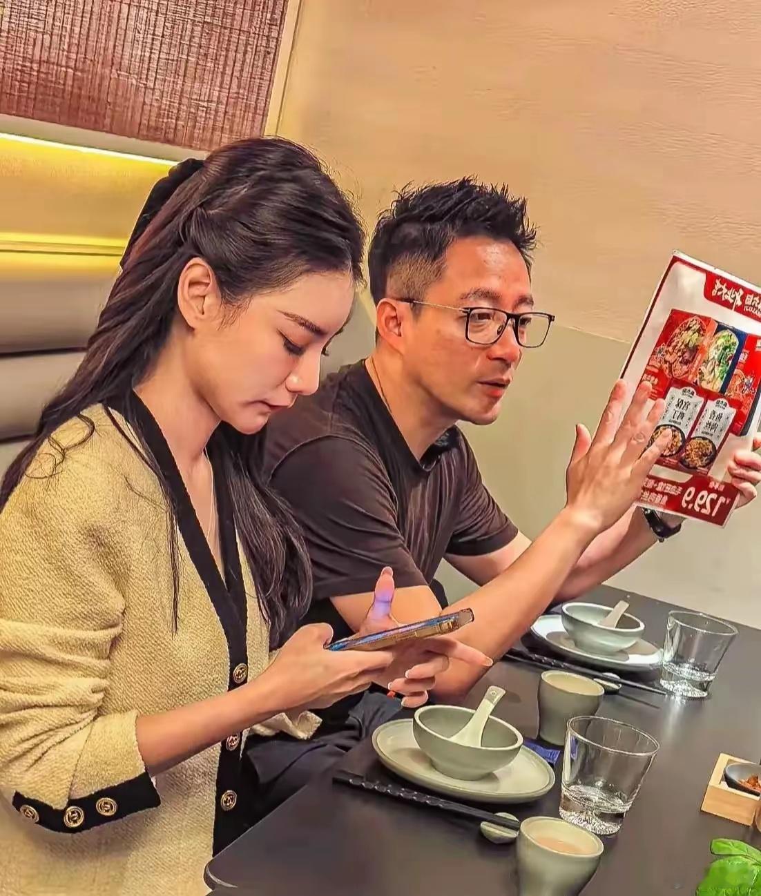 最近的流言蜚语还是对小夫妻有影响的，小汪总到麻六记店铺巡店，有吃饭的客人拍到了他