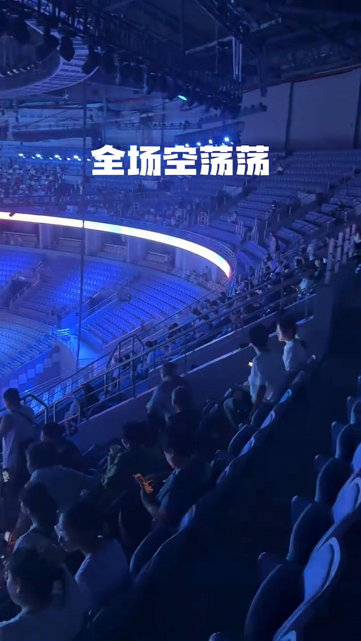 没有莎莎在，现场空荡荡。没有莎莎在，让你们看看现场有多少人。全场空荡荡，看到了