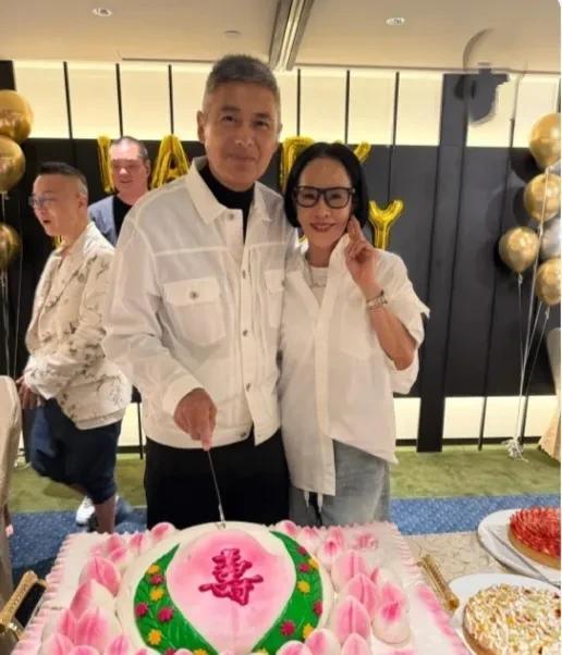 说实话，不论周润发多有钱，我都不会羡慕他！发哥七十岁生日，和发嫂、爱犬和亲朋好