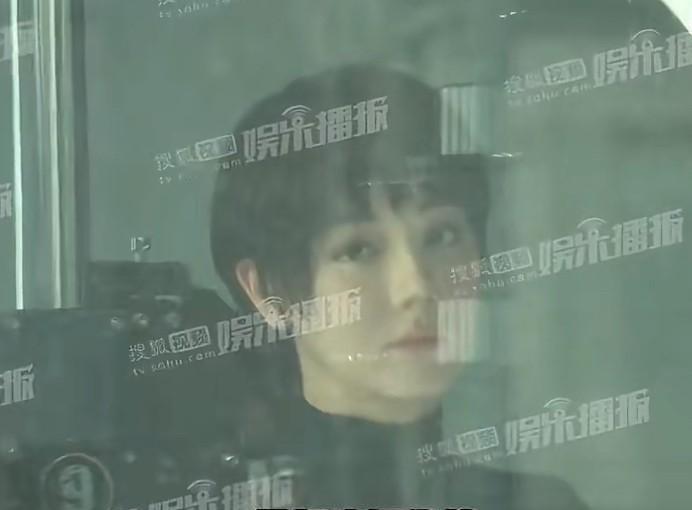 迪丽热巴把吃饭的家伙剪了。你看到的超短发不是假发，是推子直接贴着头皮推下去的。