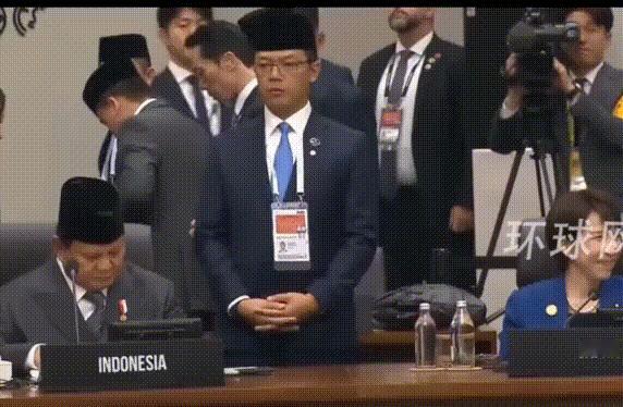 搞事早苗又搞事了，短短时间再次奉献外交名场面。这哪里是已绝经的老妇人，明明是怀春