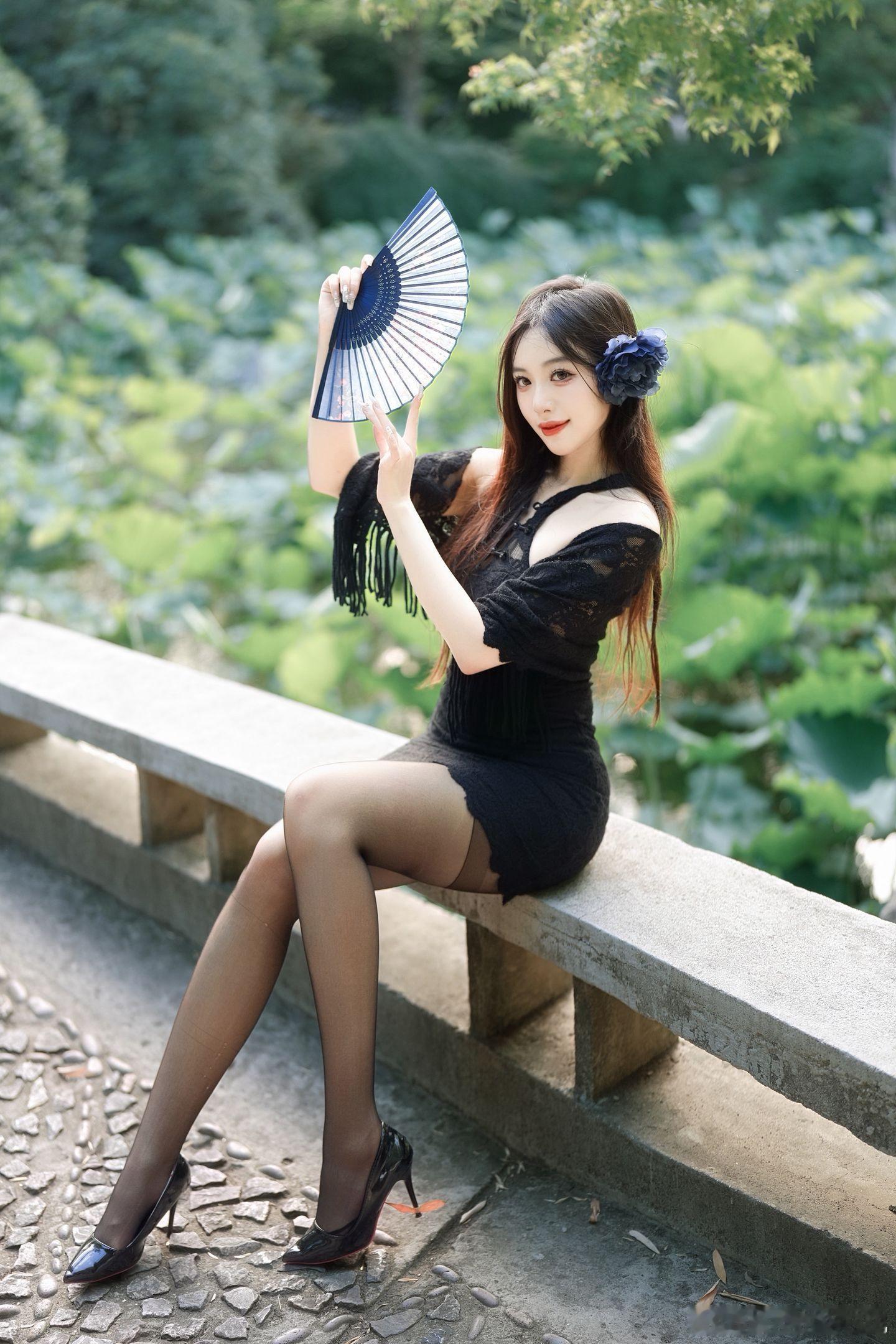 今天穿什么黑色蕾丝连衣裙美女精彩人像​​​