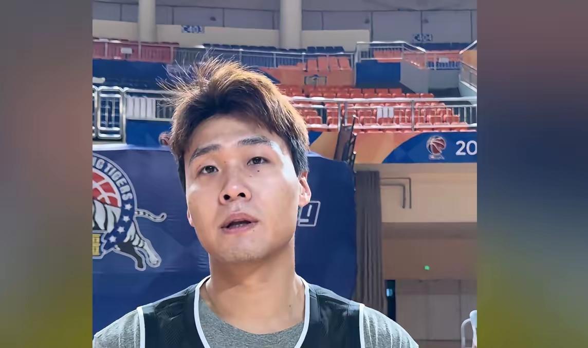 休赛期广东接连爆出几条动态，第一条消息直接让不少老球迷激动不已。有媒体人爆料，北