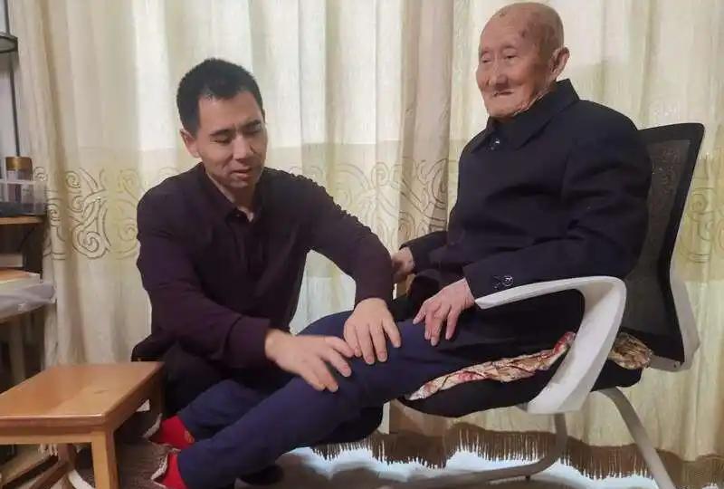 ☁1979年，内蒙古一对夫妻刚生下儿子却不想养，深夜把孩子送到刚失去孩子的
