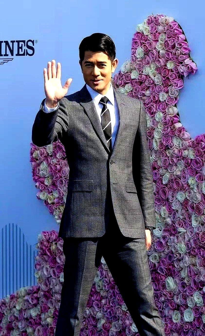 我怀疑59岁的郭富城有点不对劲啊。今儿刷到他单手托着小闺女在马场溜达的视频，直