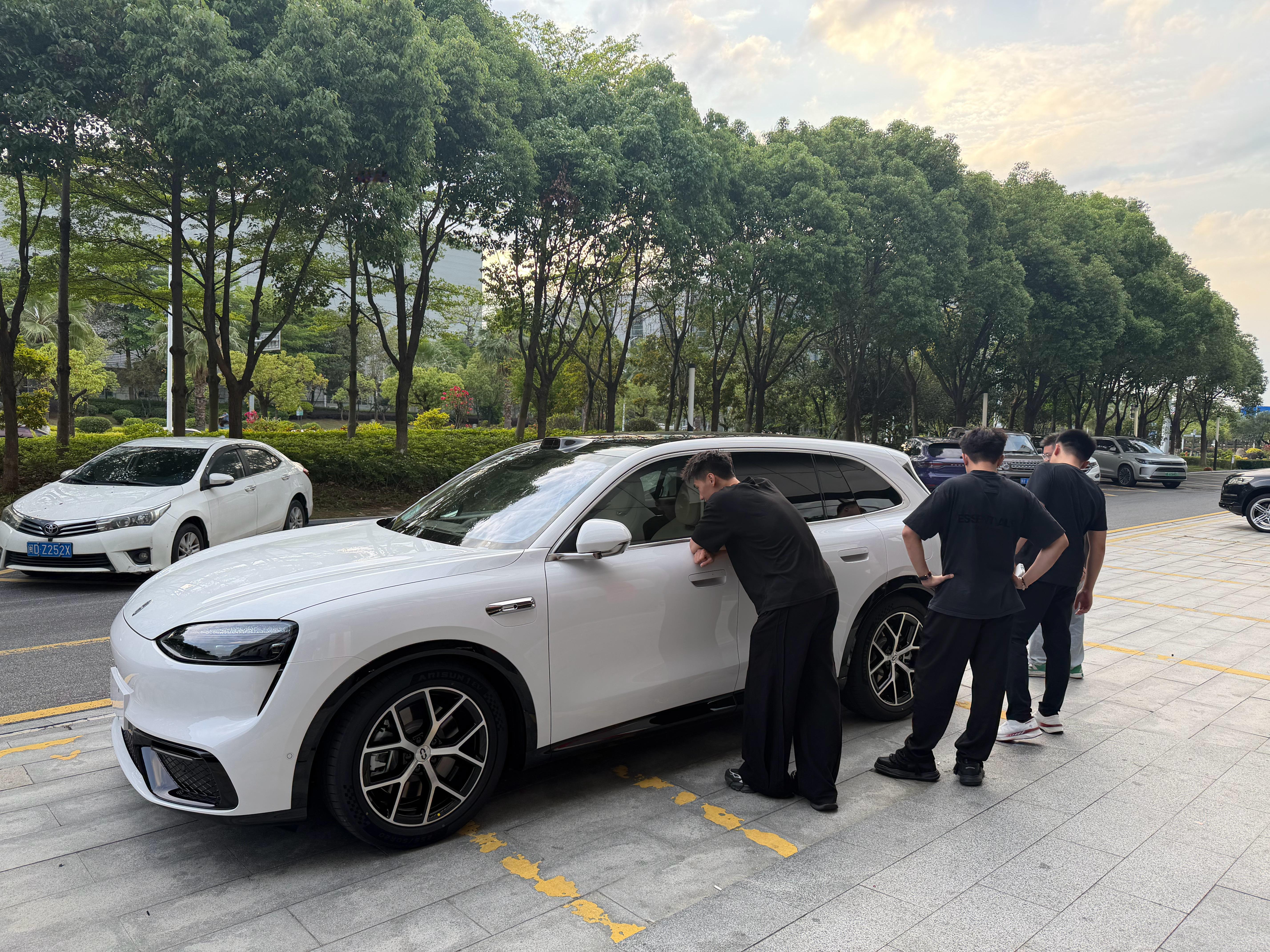 一格的问界M6这么早提了大家觉得怎么样我选的也是同颜色外观和内饰