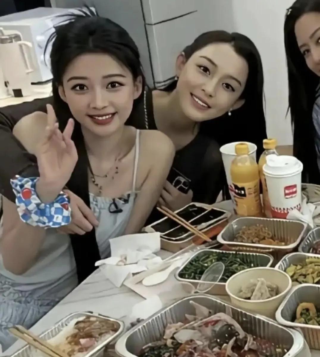 一群花枝招展的女人，一桌子外卖，现如今女性没有一个会做饭的几个打扮得体的姑娘，