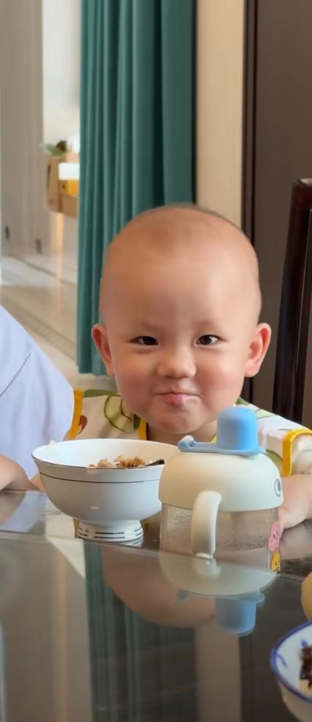 小成成好可爱[呲牙笑]。小周周也可爱。看着就很养眼。两个小孩子遗传了小妹儿和小二