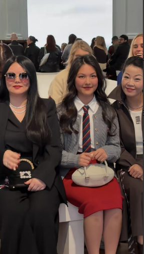 天啊！富婆李湘带女儿王诗龄出席伦敦时装周，目测有200斤了胖得人都不自信！双手都
