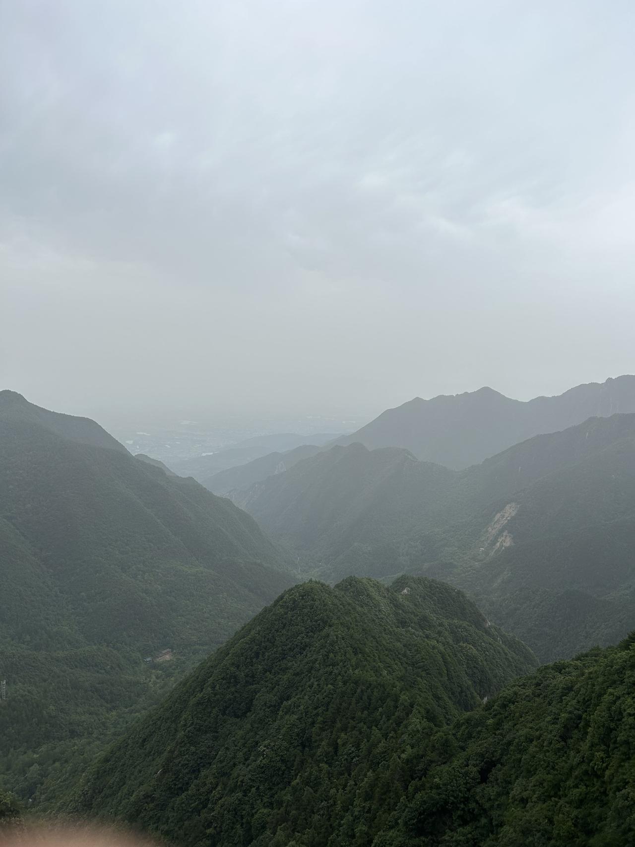 山里面的清凉是城里人无法理解的另一种唯度。大山虽然困住了我们的生活，但是赐予了