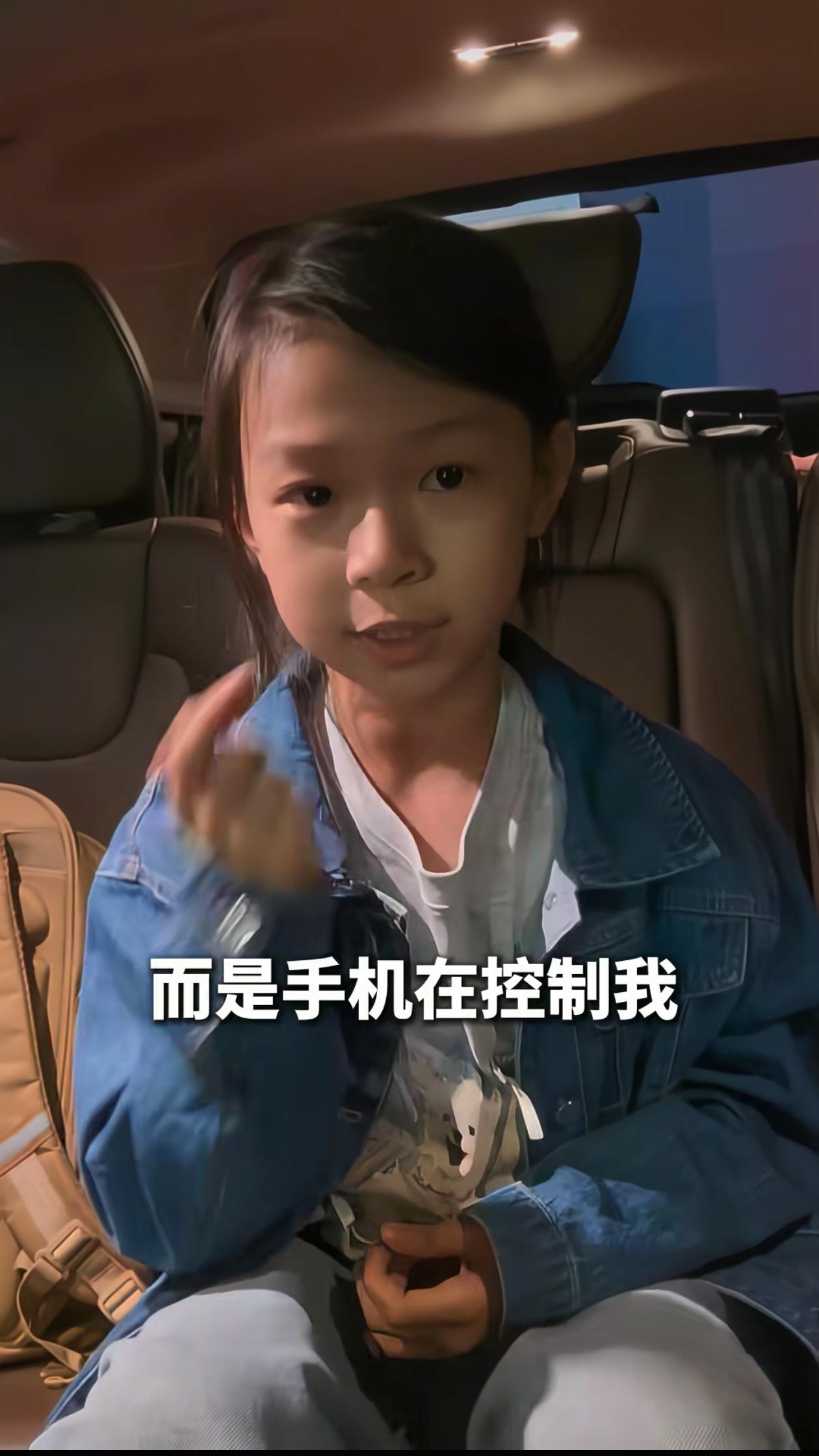 上人民日报了！北京，妈妈开车接女儿放学回家，路上女儿突然来了句：“妈妈，你知道为