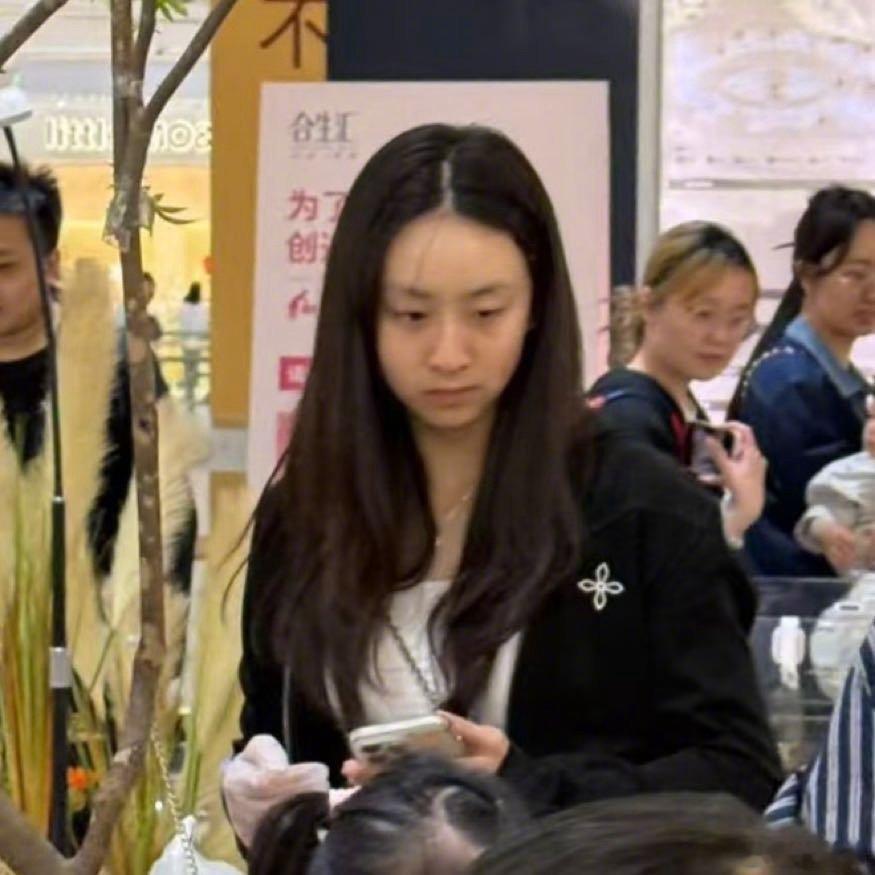 17岁的森碟近日，有网友发文晒图称，在北京的一次活动中，偶遇的女儿森碟，17