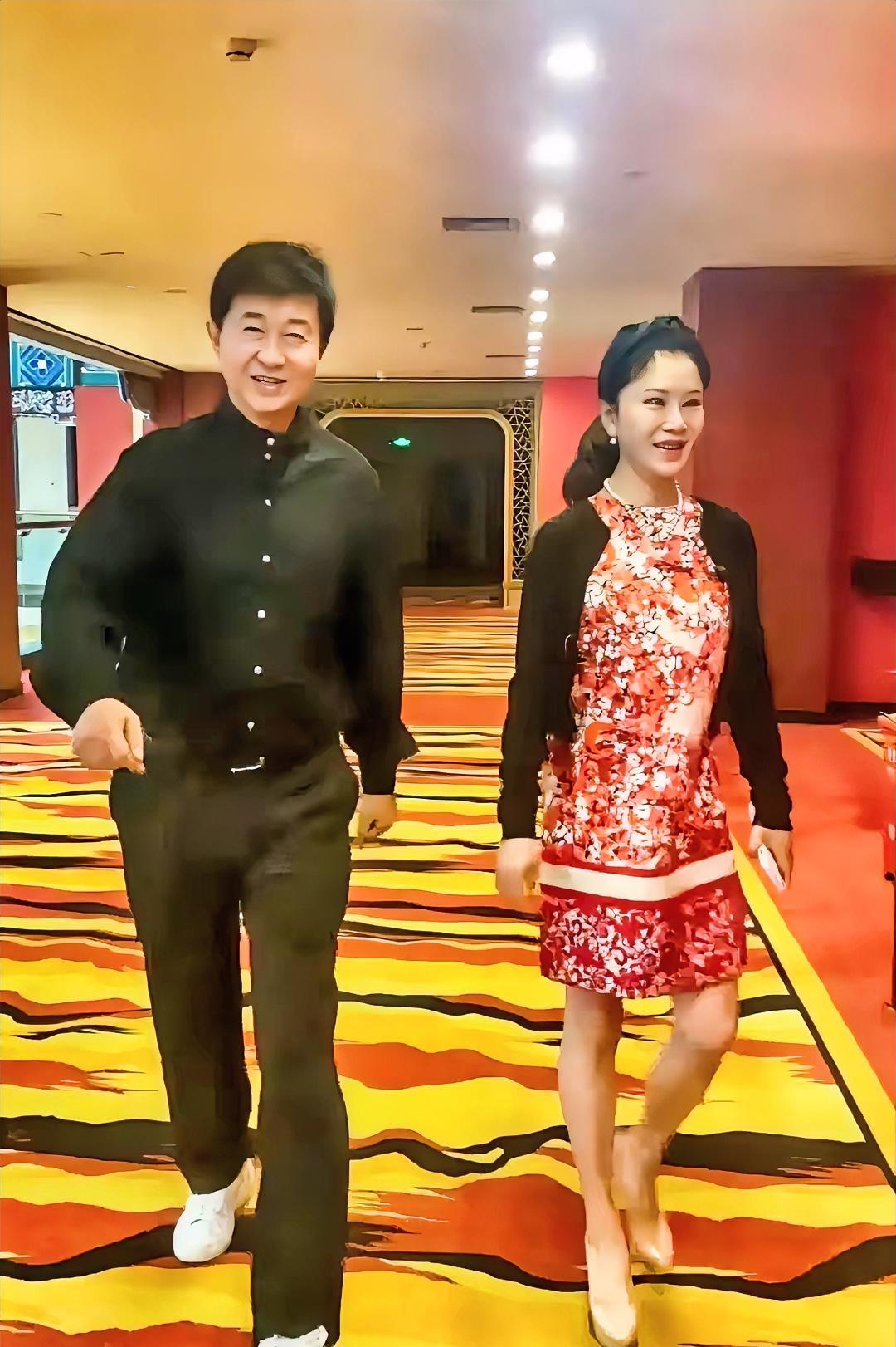 付笛生和他媳妇，付笛生这么多年变化不大，他媳妇变化倒是挺大，你们看看是不是啊！
