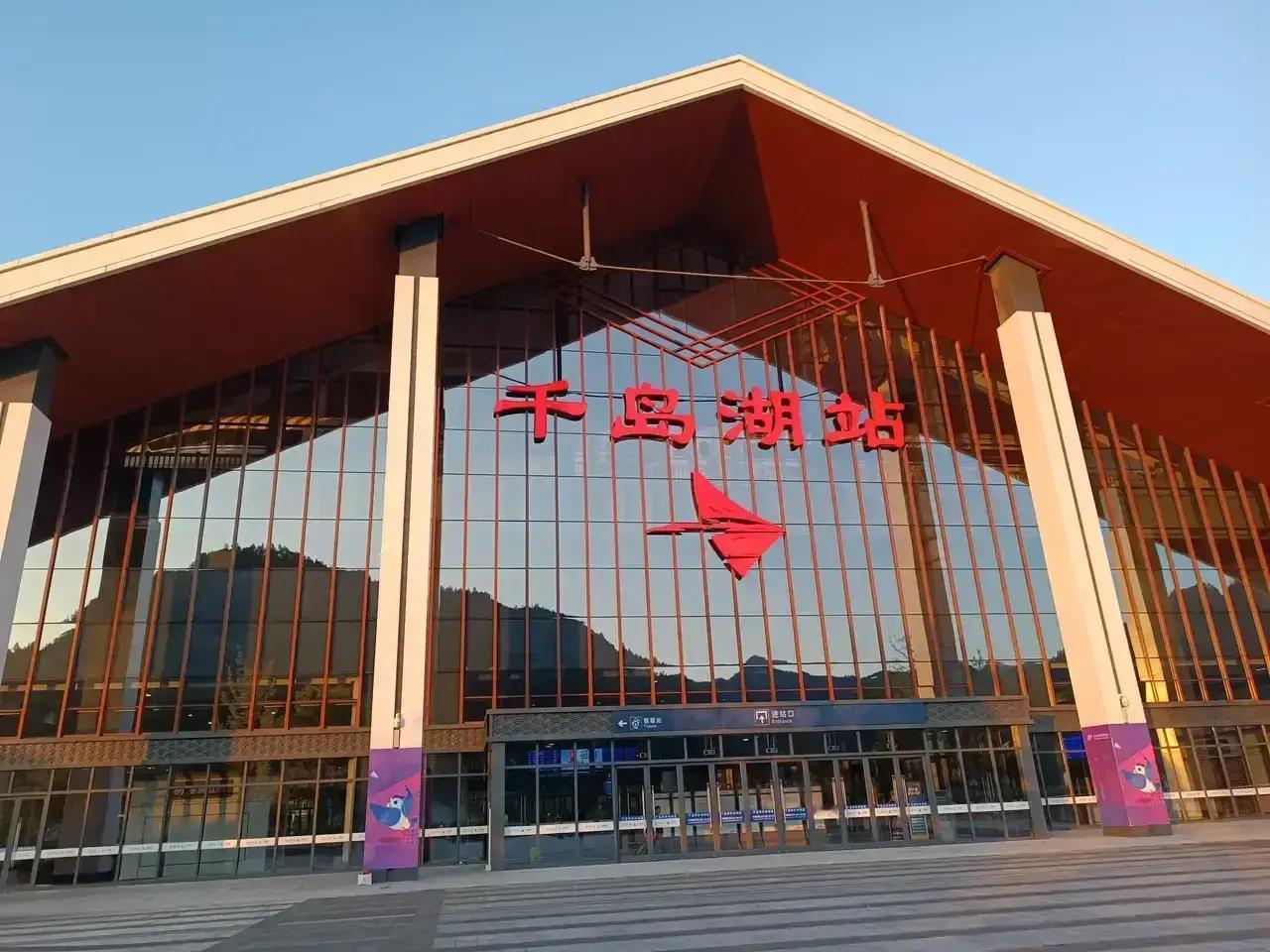 来杭州不来千岛湖等于没有来过杭州。千岛湖位于杭州向西淳安县内，穿流而过的新被人工