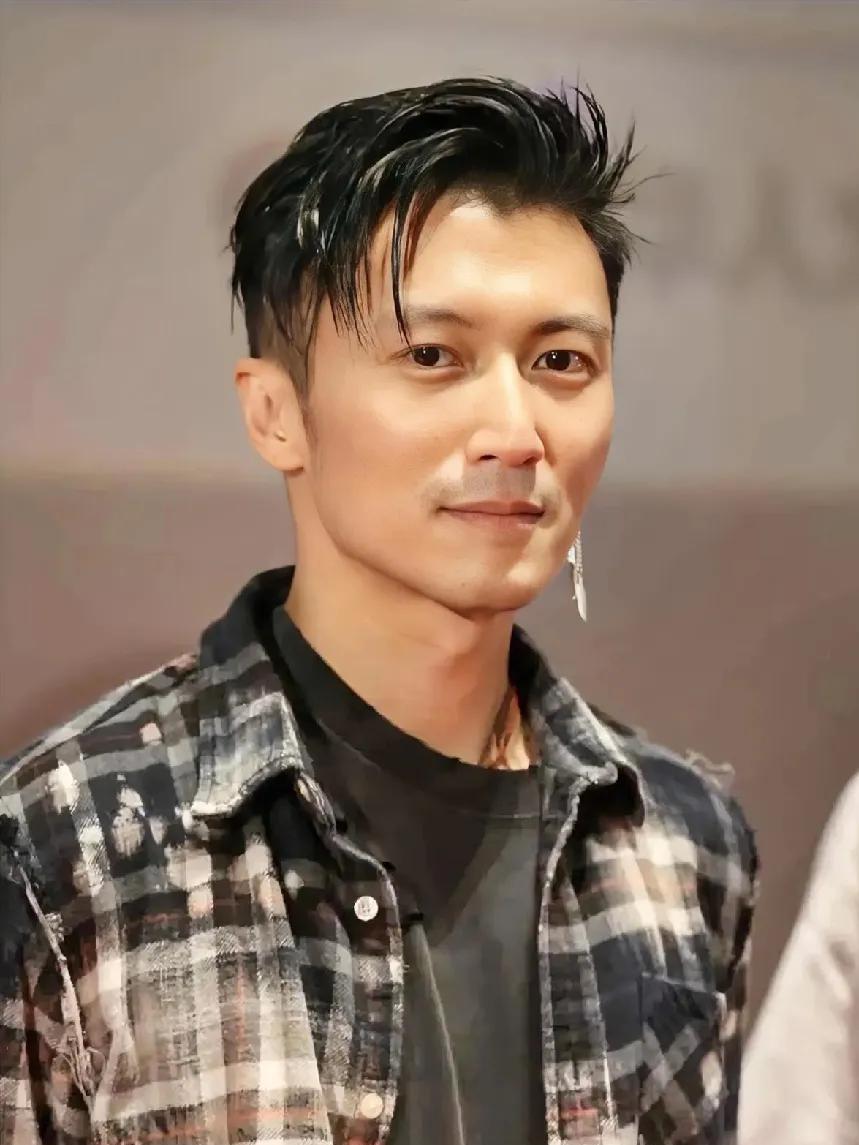 晓明哥想要的发型，是不是谢霆锋这样的？现在这种发型看着比较流行，确实很帅！[