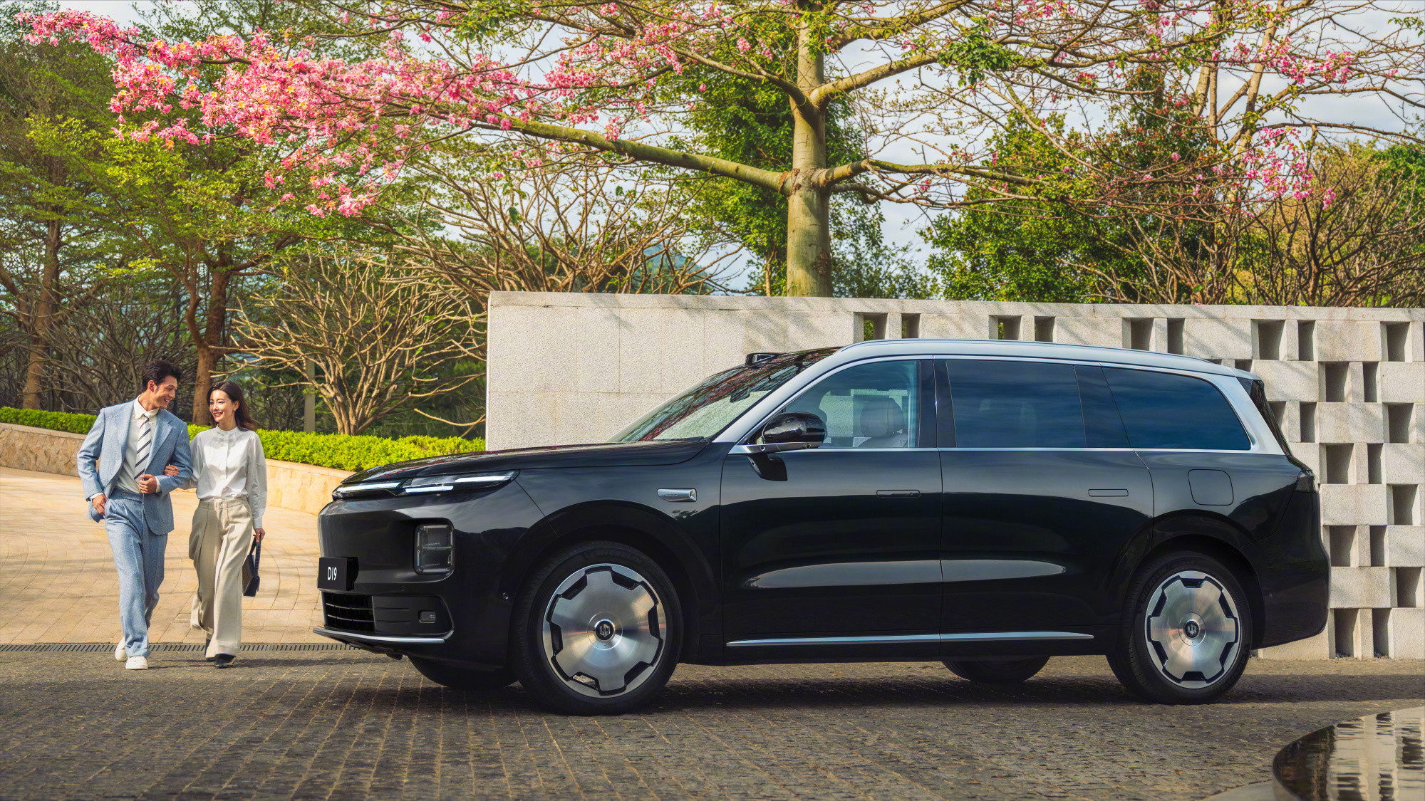 起售价不到25万，智己LS8今晚正式上市。来看几个产品亮点：1、全线控四轮转向，