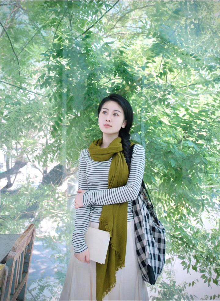 绿树阴中倚，书卷伴芳华。