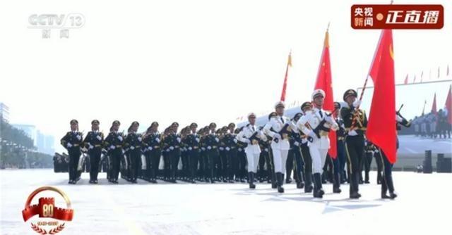 阅兵上的一幕，让印度意识到不妙：解放军手中再添“单兵神器”说起2025年9月