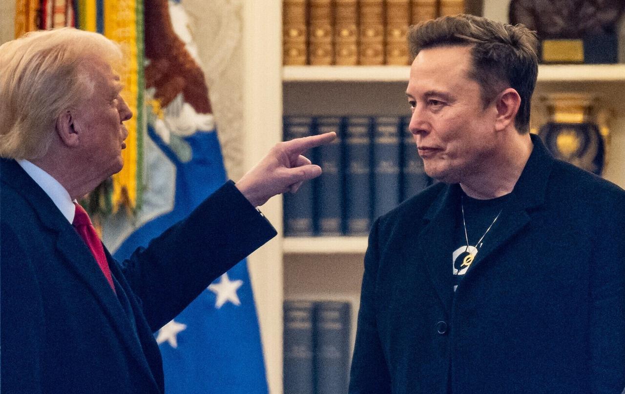 马斯克怒怼：你会让美国破产，贪污又浪费，令人作呕。特朗普也怒怼：我就让你先破产